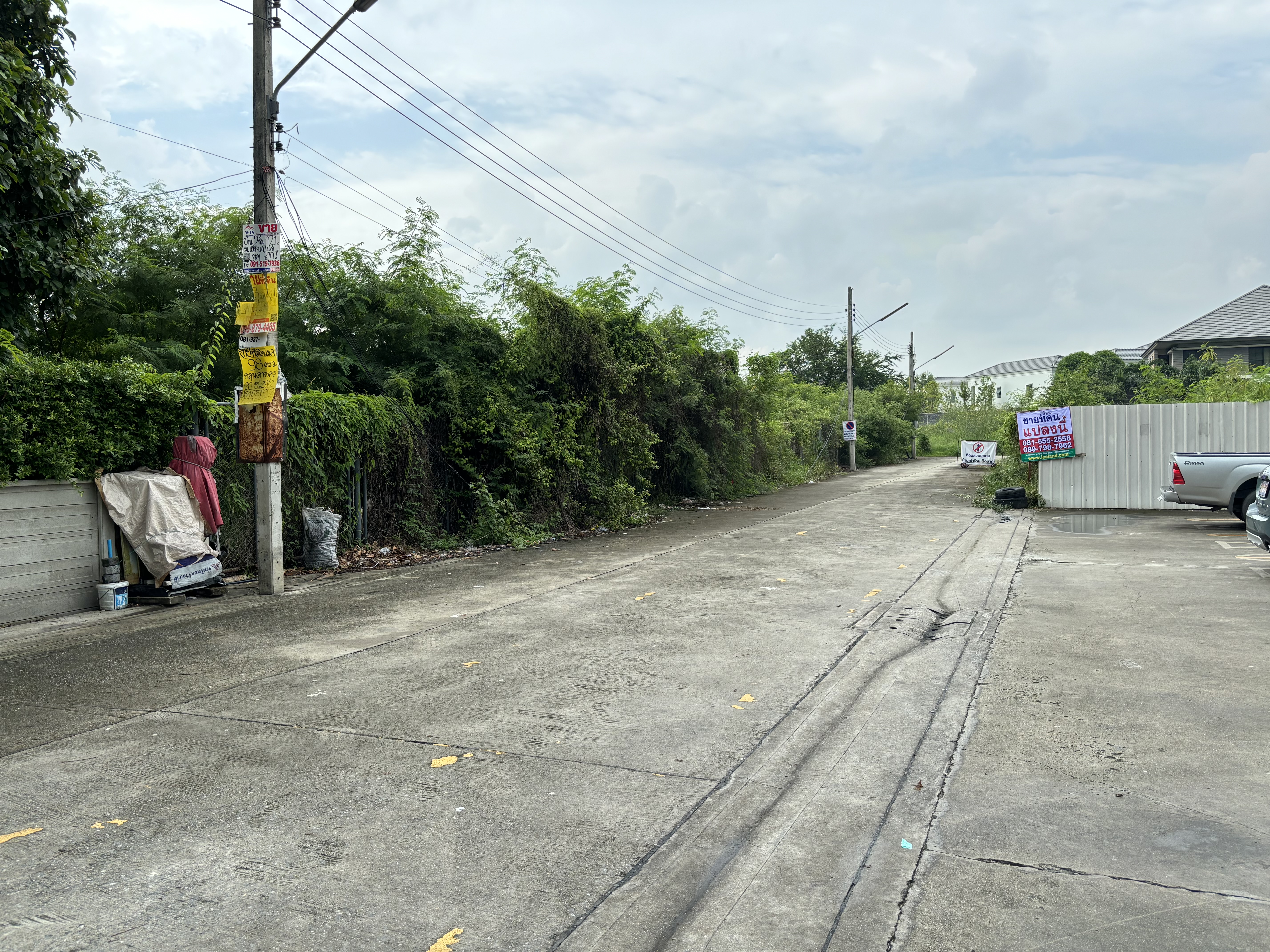 ขายที่ดินใกล้ถนนบรมราชชนนี ขาเข้า ระหว่างสาย2-3 ถมแล้ว 277 ตารางวา ตรว.ละ 70,000 บาท  หน้ากว้าง 49x9x48 เมตร เหมาะทำออฟฟิต บ้านพักอาศัย เงียบสงบ ทำเลดี พื้นที่สวย 